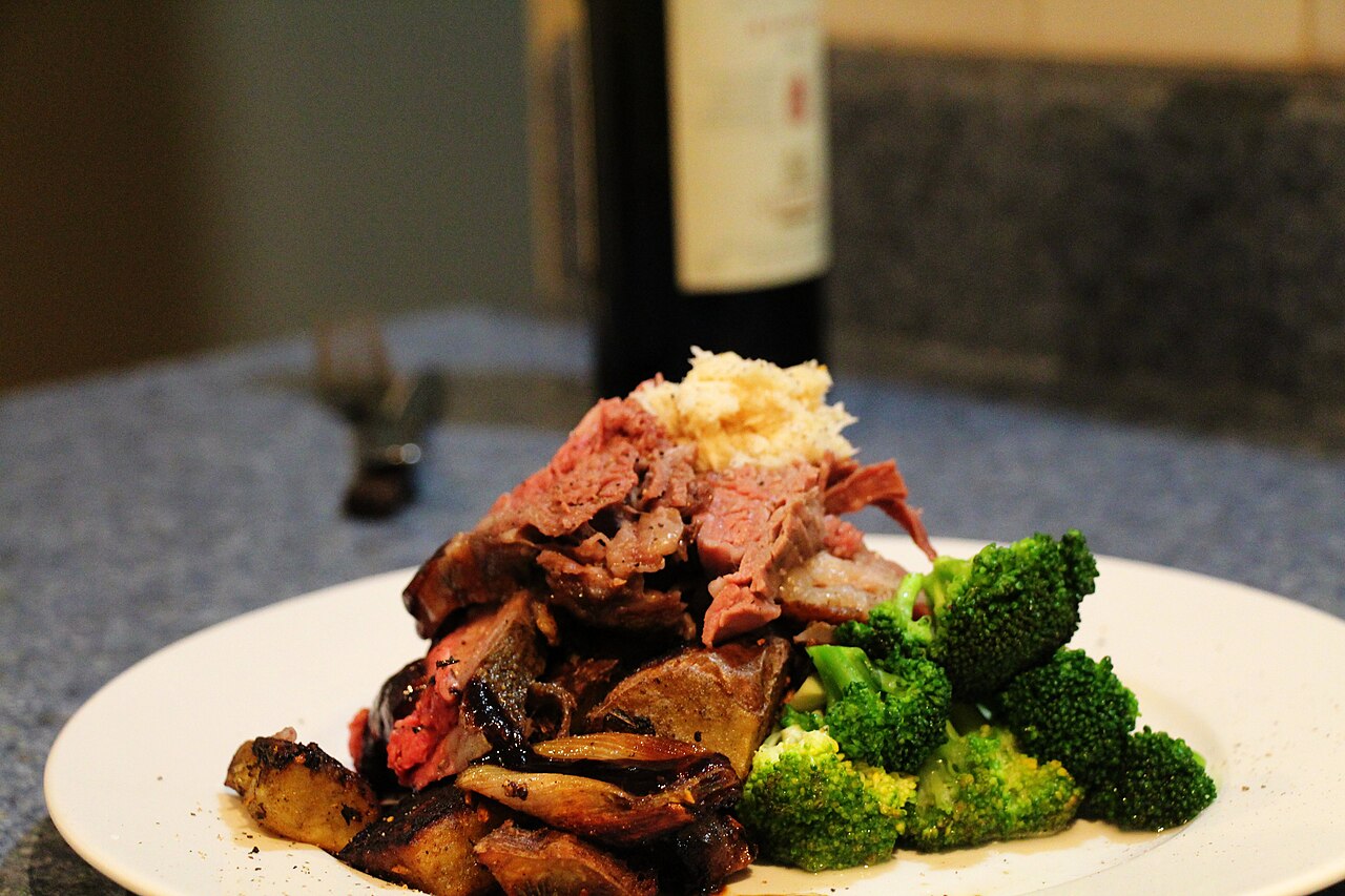 Illustrative prime rib dinner photograph — not a photograph from Grumpy's Grill
